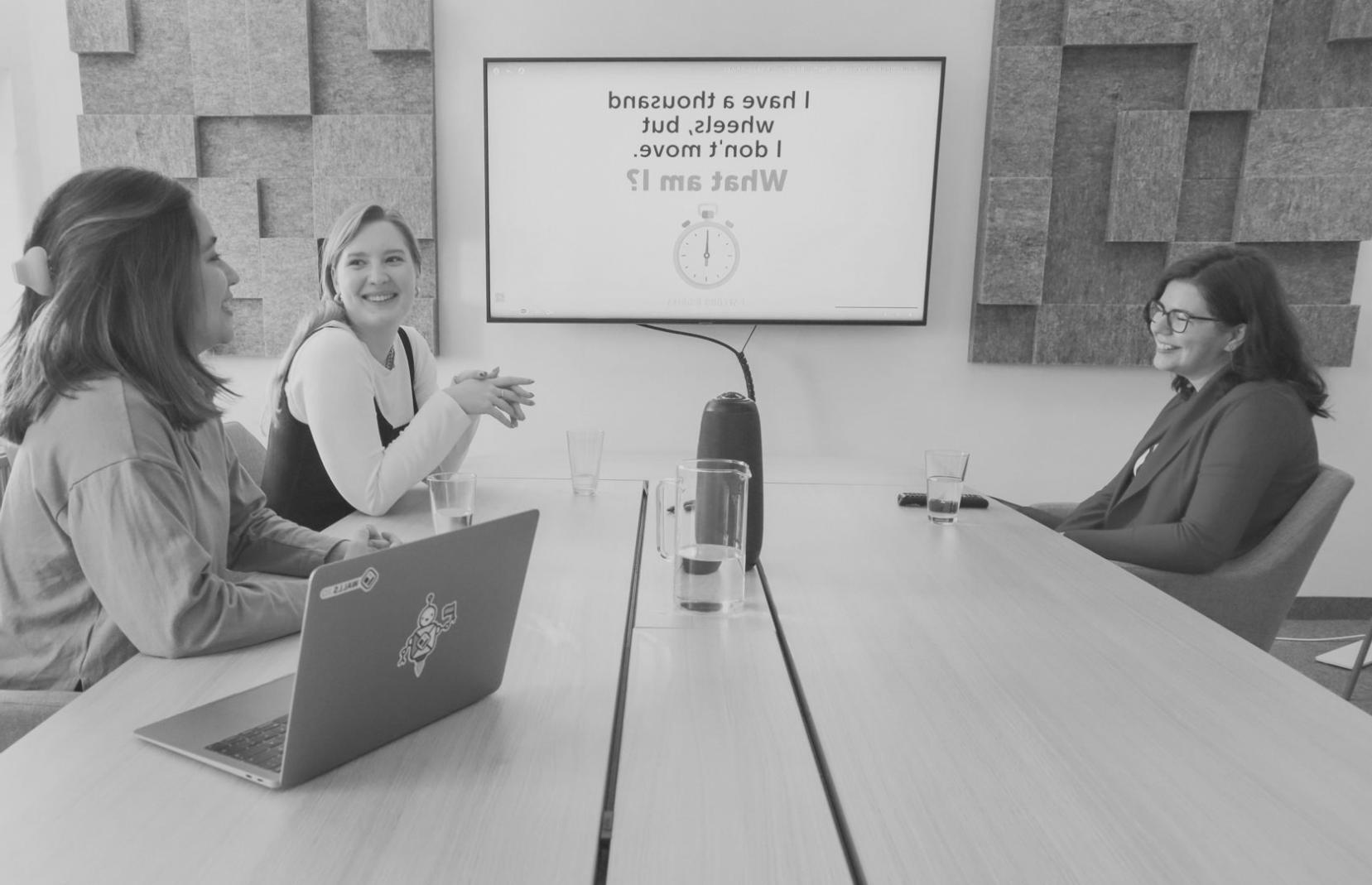 Análisis financiero y gestión de riesgos presupuestarios en práctica empresarial